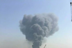 Nổ lớn, cháy dữ dội tại nhà kho hóa chất Trung Quốc