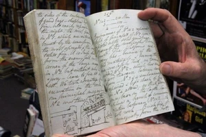 Suýt bán rẻ sách cổ hàng trăm năm với 'giá bèo'