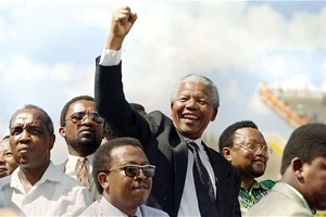 Cựu điệp viên CIA từng mật báo bắt giữ 'huyền thoại' Nelson Mandela