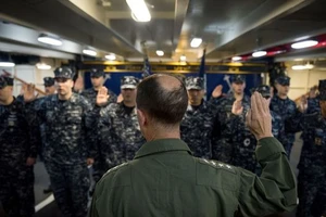 Tham mưu trưởng Hải quân Mỹ thăm tàu siêu sân bay trên Biển Đông