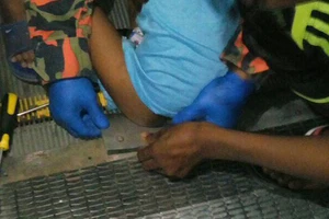 Kinh hoàng bé trai kẹt bộ phận sinh dục vào thang cuốn