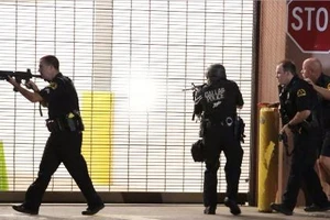 Kẻ bắn tỉa cảnh sát Mỹ thản nhiên hát hò khi đấu súng