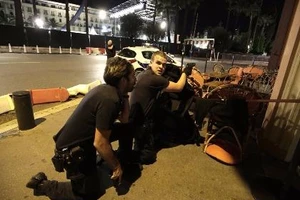 IS là nghi phạm hàng đầu, Pháp tuyên bố 'đang chiến tranh'