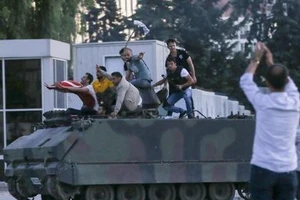 Thổ Nhĩ Kỳ giải thoát tham mưu trưởng, 34 tướng tá bị bắt vì đảo chính