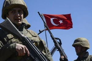 Thổ Nhĩ Kỳ dùng 'bàn tay sắt' thay máu truyền thông và quân đội