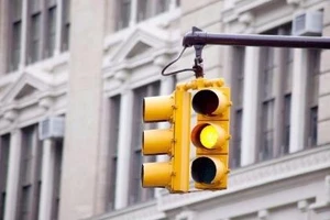 Vượt đèn vàng tại các nước: Nơi phạt nặng tay, nơi cho qua