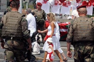 Xe chở 27 du khách Trung Quốc bị cướp tấn công ở Paris