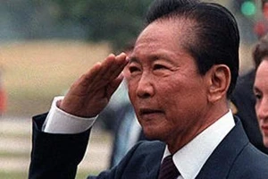 Ông Duterte cho an táng tổng thống độc tài như anh hùng dân tộc