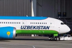 Máy bay chở 189 người tắt động cơ giữa trời, hạ cánh khẩn cấp