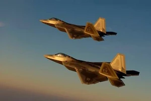 F-22 của Mỹ đối mặt nguy hiểm với Su-24 tại Syria