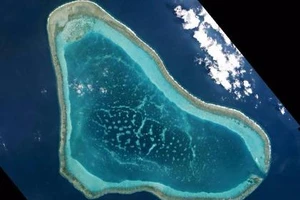 Máy bay Philippines phát hiện tàu Trung Quốc chở cát đến Scarborough