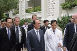 Tổng thống Pháp đến thăm Viện Tim TP.HCM