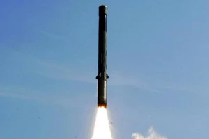 Ấn Độ đưa 100 tên lửa siêu thanh áp sát Trung Quốc