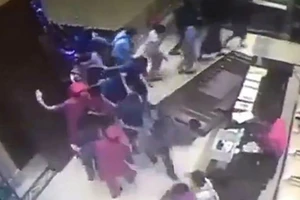 Tranh mua nhà rẻ, dân Trung Quốc ‘quậy tung’ khách sạn