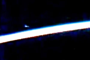 NASA che giấu giả thuyết UFO áp sát trạm không gian?