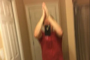 Rộ trào lưu selfie khó đỡ, quăng điện thoại lên trời