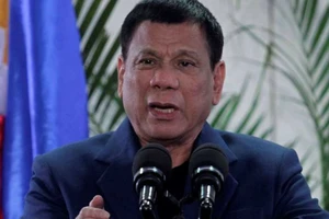 Bị dọa kiện ra tòa quốc tế, ông Duterte phản pháo