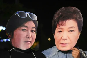 Người khiến tổng thống Hàn Quốc khốn đốn đã về nước