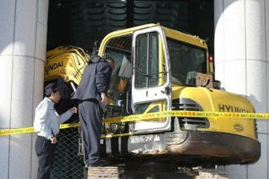 Lao xe cẩu vào tòa nhà chính phủ đòi giết Choi Soon-sil