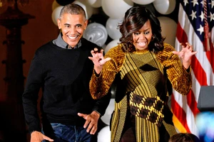 Vợ chồng tổng thống Obama nhún nhảy tại lễ Halloween