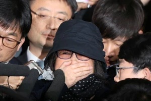 Nhiều đại gia Hàn Quốc dính đến 'bà đồng' Choi Soon-sil