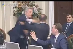 Chính trị gia Ukraine lại đánh nhau giữa nghị trường