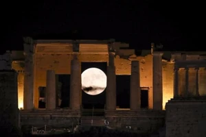 Thế giới ngước nhìn 'siêu trăng' lớn nhất 70 năm qua