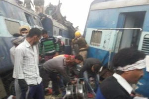 Ấn Độ: Xe lửa trật đường ray, hơn 60 người chết