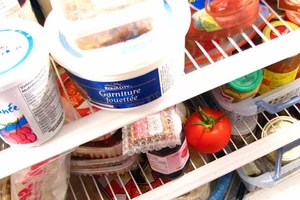 Trường Trung Quốc phát đồ ăn theo cân nặng học sinh