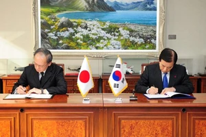 Nhật-Hàn ký thỏa thuận chia sẻ tình báo gây tranh cãi