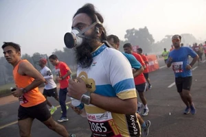 Chạy marathon tại Ấn Độ phải đeo mặt nạ phòng độc