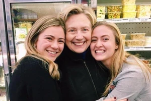 Sau thất bại, bà Clinton đón Lễ Tạ ơn như thế nào?