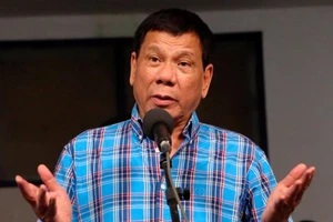 Ông Duterte thừa nhận từng trêu đùa các nữ cảnh sát