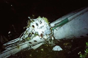 Hình ảnh hiện trường máy bay rơi chở đội bóng Brazil