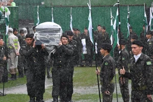 100.000 người đội mưa đón thi thể cầu thủ Chapecoense