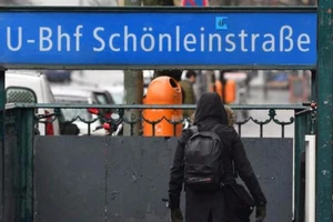 Người vô gia cư bị thiêu ở ga Berlin, may mắn sống sót