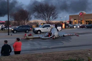 Máy bay đâm nhau giữa trời, lao xuống bãi đậu xe