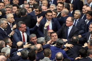 Nghị sĩ Thổ Nhĩ Kỳ ẩu đả nhau tại Quốc hội