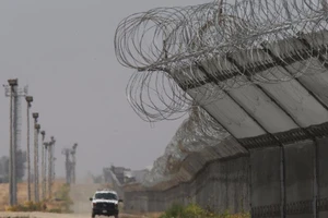 Trump sẽ tốn 8 tỉ đô để xây tường biên giới với Mexico?