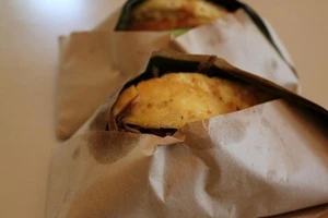 Hiểm hoạ hoá chất từ giấy gói thức ăn nhanh