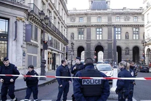 Binh lính Pháp bị tấn công, bảo tàng Louvre sơ tán khẩn