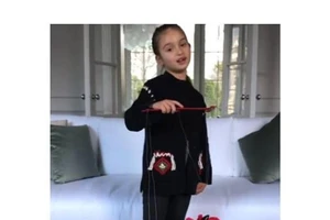 Cháu gái ông Trump hát mừng năm mới bằng tiếng Hoa