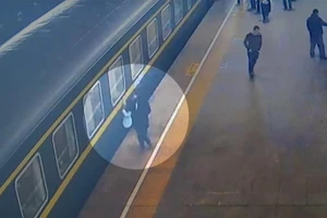 Bé 3 tuổi may mắn thoát chết khi ngã xuống đường ray