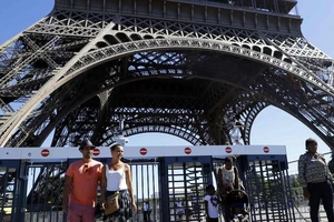 Pháp chi 23 triệu euro biến tháp Effiel thành pháo đài
