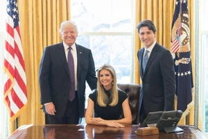 Ảnh con gái ông Trump ngồi ghế tổng thống gây bão