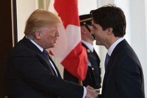 Thủ tướng Canada 'trị' kiểu bắt tay kỳ lạ của ông Trump