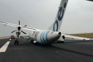 Đứng tim khi máy bay chở khách gãy càng lúc tiếp đất