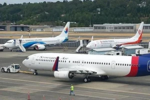 Máy bay giữa đường quay về vì ... quên đóng cửa