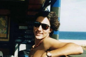 Ảnh thời đôi mươi thủ tướng điển trai Canada gây sốt