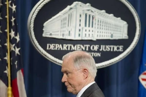 Bộ trưởng Tư pháp Mỹ lùi bước vì bê bối với Nga